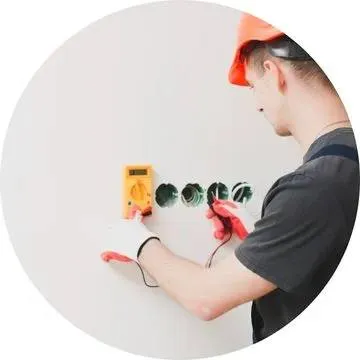 Eletricista em Campinas SP realizando manutenção elétrica residencial