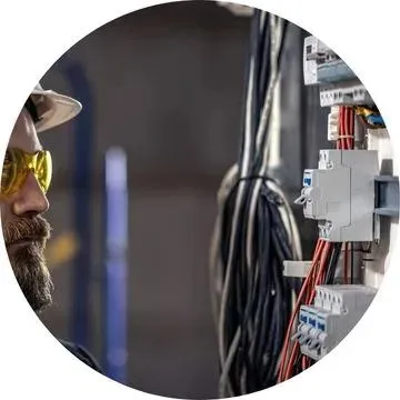 Eletricista em Campinas SP realizando troca de disjuntor