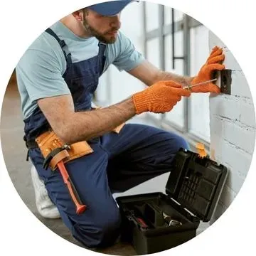 Eletricista 24 horas perto de mim em Campinas SP realizando atendimento rápido para emergências elétricas.